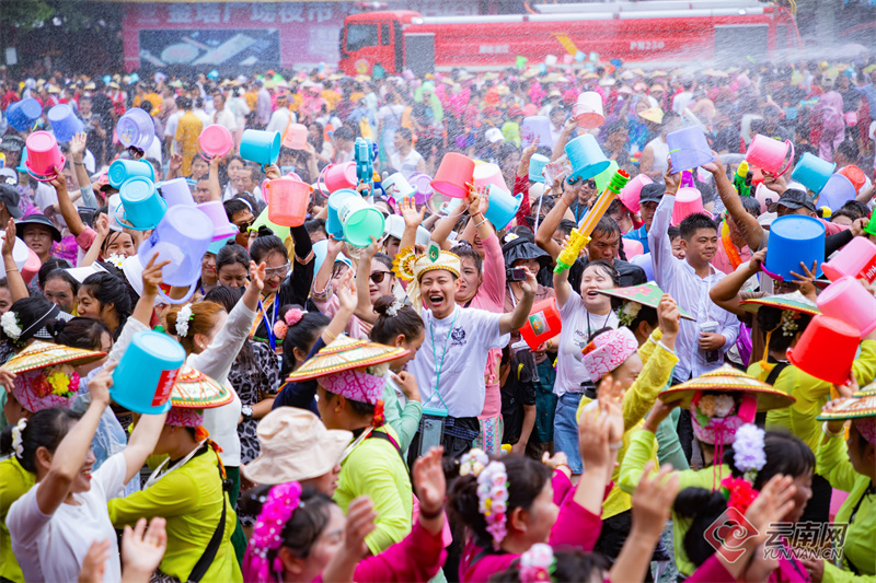 【高清组图】德宏梁河县各族群众欢度泼水狂欢节
