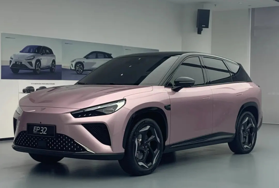 日前,哪吒汽车ceo张勇在社媒账号中发布一组哪吒l的实车图片,该车内部