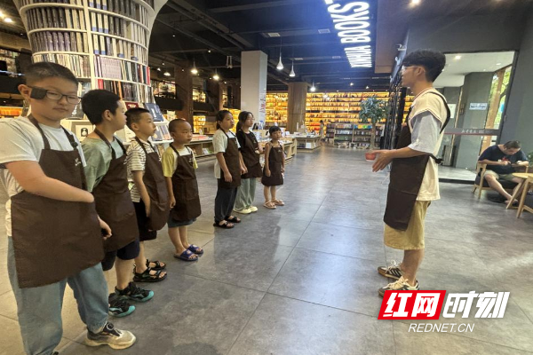 醴陵市新华书店开展暑期"小店长"社会实践活动