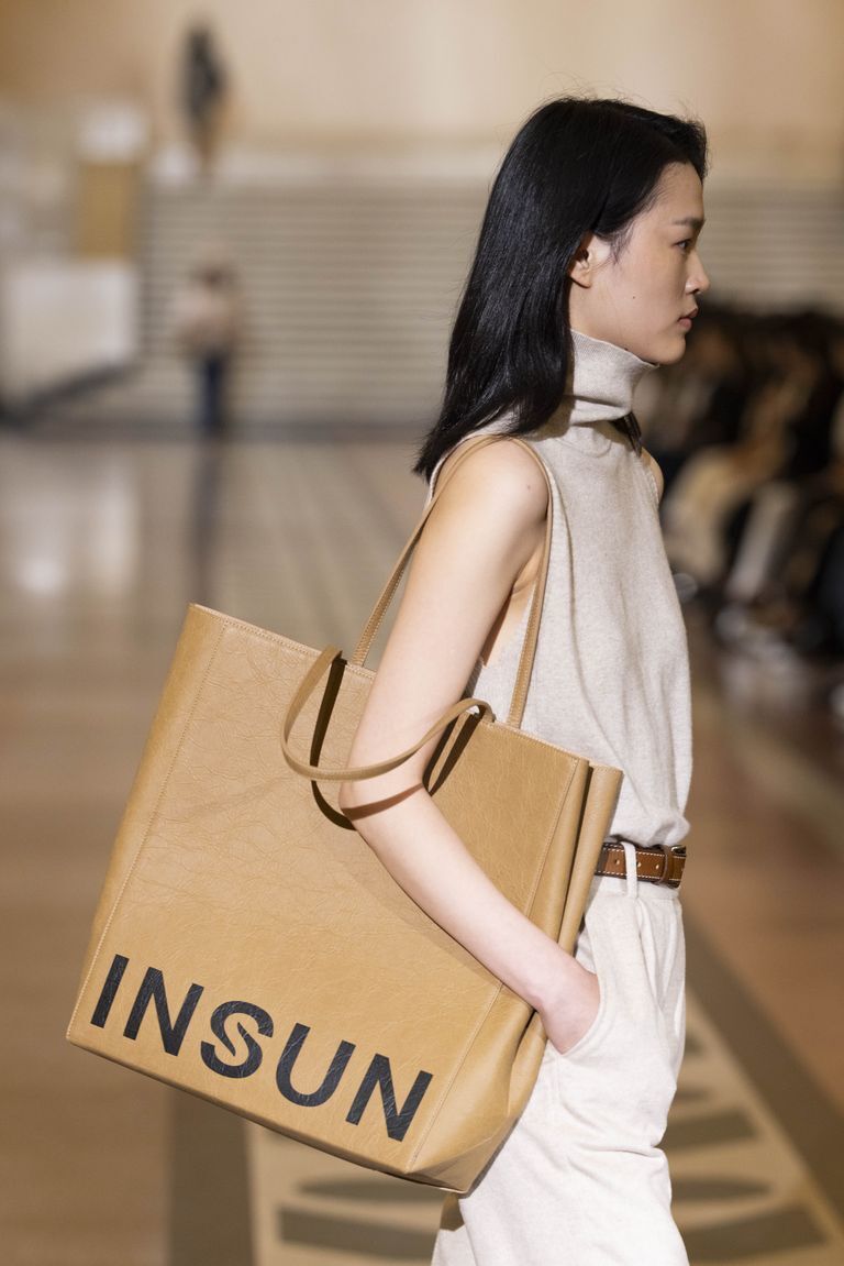 新闻女王佘诗曼出席「portrayals女性绘像」insun恩裳20周年发布秀,共