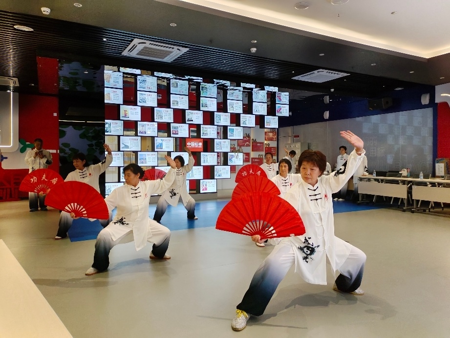 结业仪式中,学员们一起展示了太极八法五步,中国功夫扇及中华响扇等