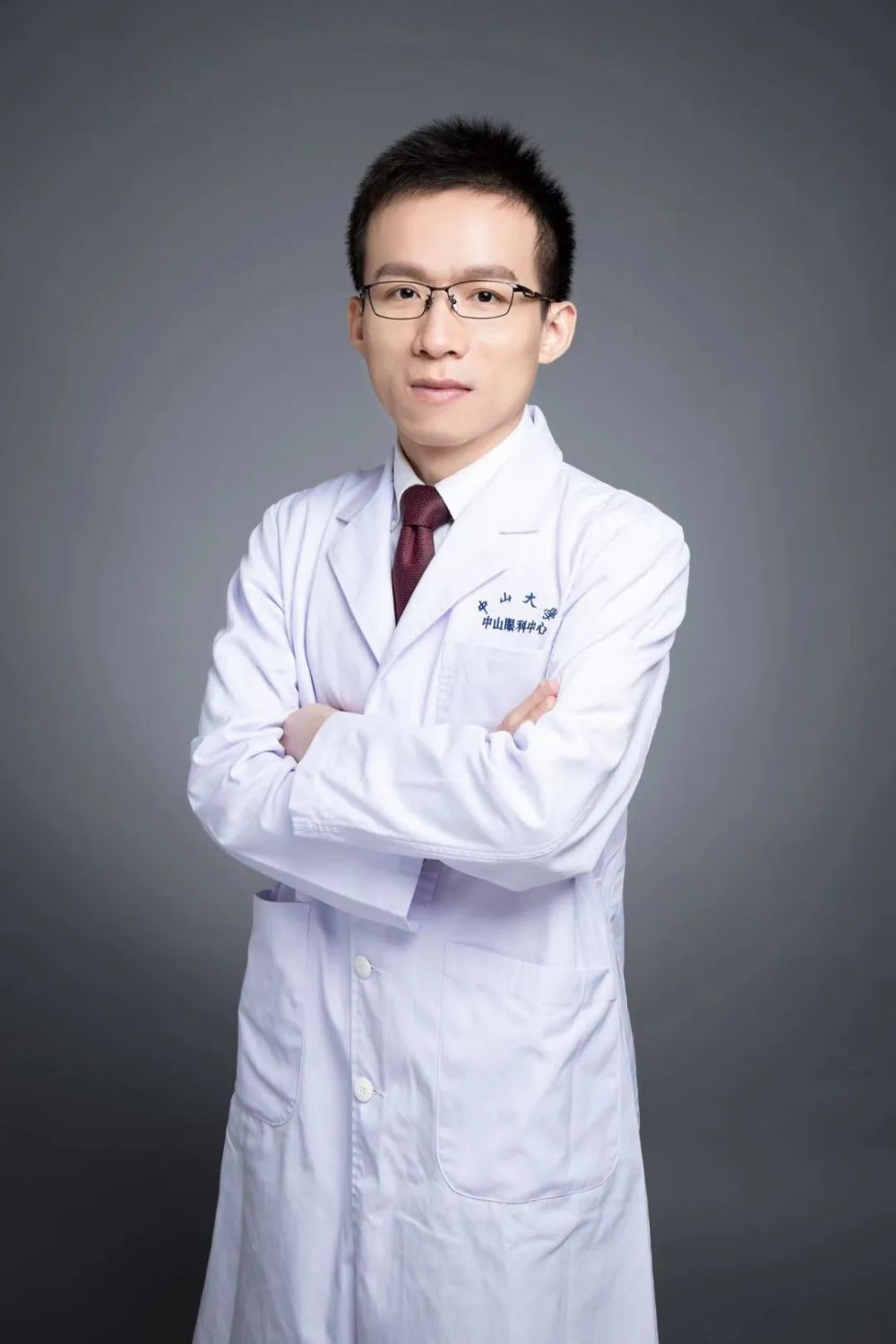 陈荣新中山大学中山眼科中心副主任医师,硕士研究生导师,眼整形科副