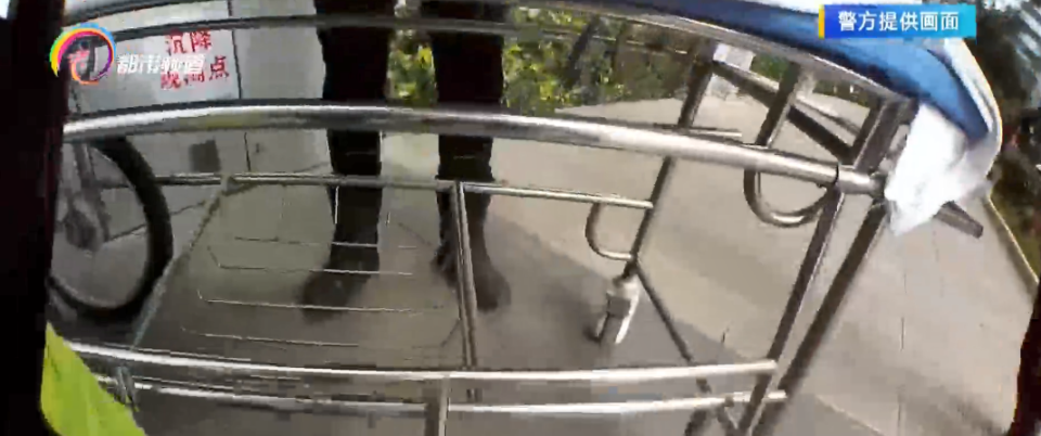 脸色煞白！嘴唇发紫！老人突发疾病，家属紧张到无法驾车求助骑警_腾讯新闻