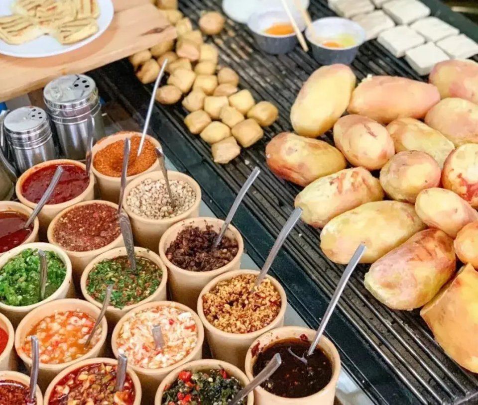 云岭大地七彩云南烤字号美食小吃圈粉路人心