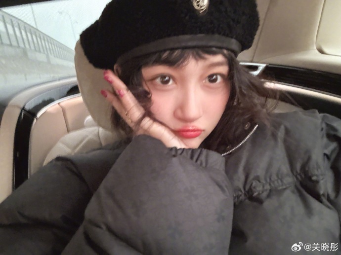 关晓彤分享自拍美照,俏皮灵动甜如少女,戴超大金戒指力证与鹿晗甜蜜