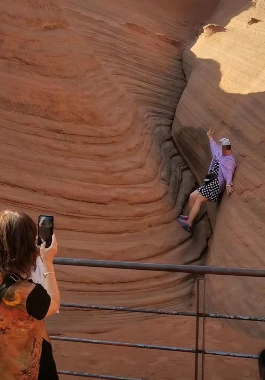 陕西一景区游客翻越围栏踩丹霞地貌拍照,景区:踩踏人员身份确认后会