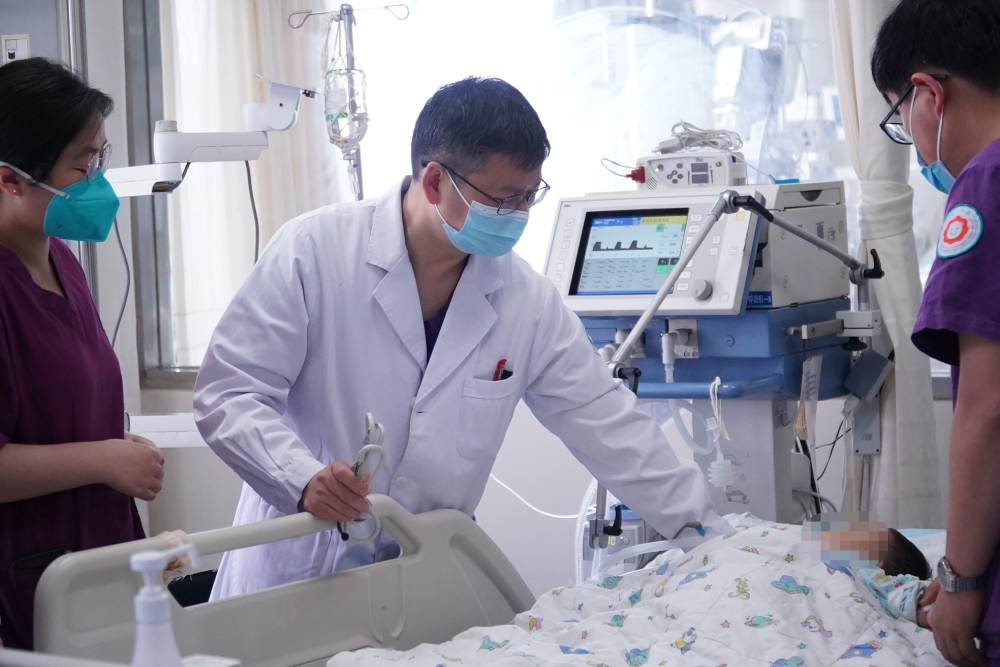 浙大儿院picu副主任(主持工作)杨子浩查房中他提醒,每年夏季都是儿童