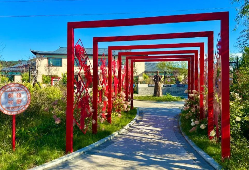 两根图腾柱映衬下的百福图,古朴而厚重;中式廊架,萨其城文化墙,射箭