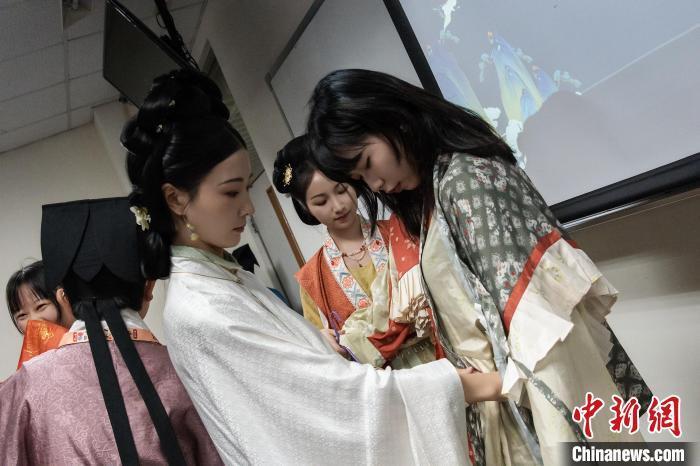 云南姑娘台湾推广汉服我们都热爱中华文化没有比这更酷的