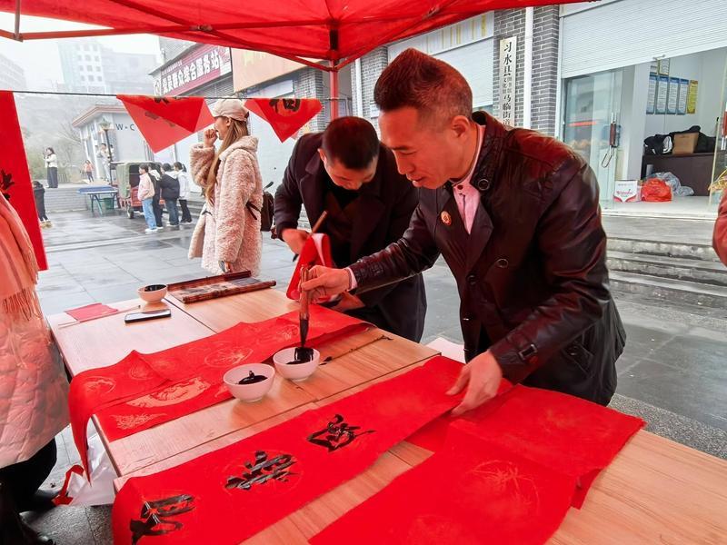 习水：挥毫送春联 文化暖流润新春_腾讯新闻