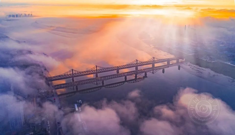 曾伟(辽宁丹东)《鸭绿江之韵》(组照)王宏(吉林延吉)《新境长白山》