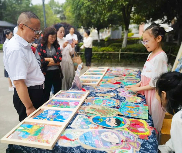 阅读活动作品展示区:"书香满园"作文集,寓言童话故事小报,学生自制