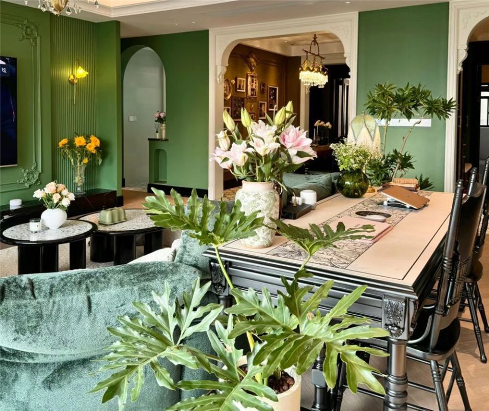 一女子220㎡大平层客厅火了,因绿色复古装修走红,太会布置了吧