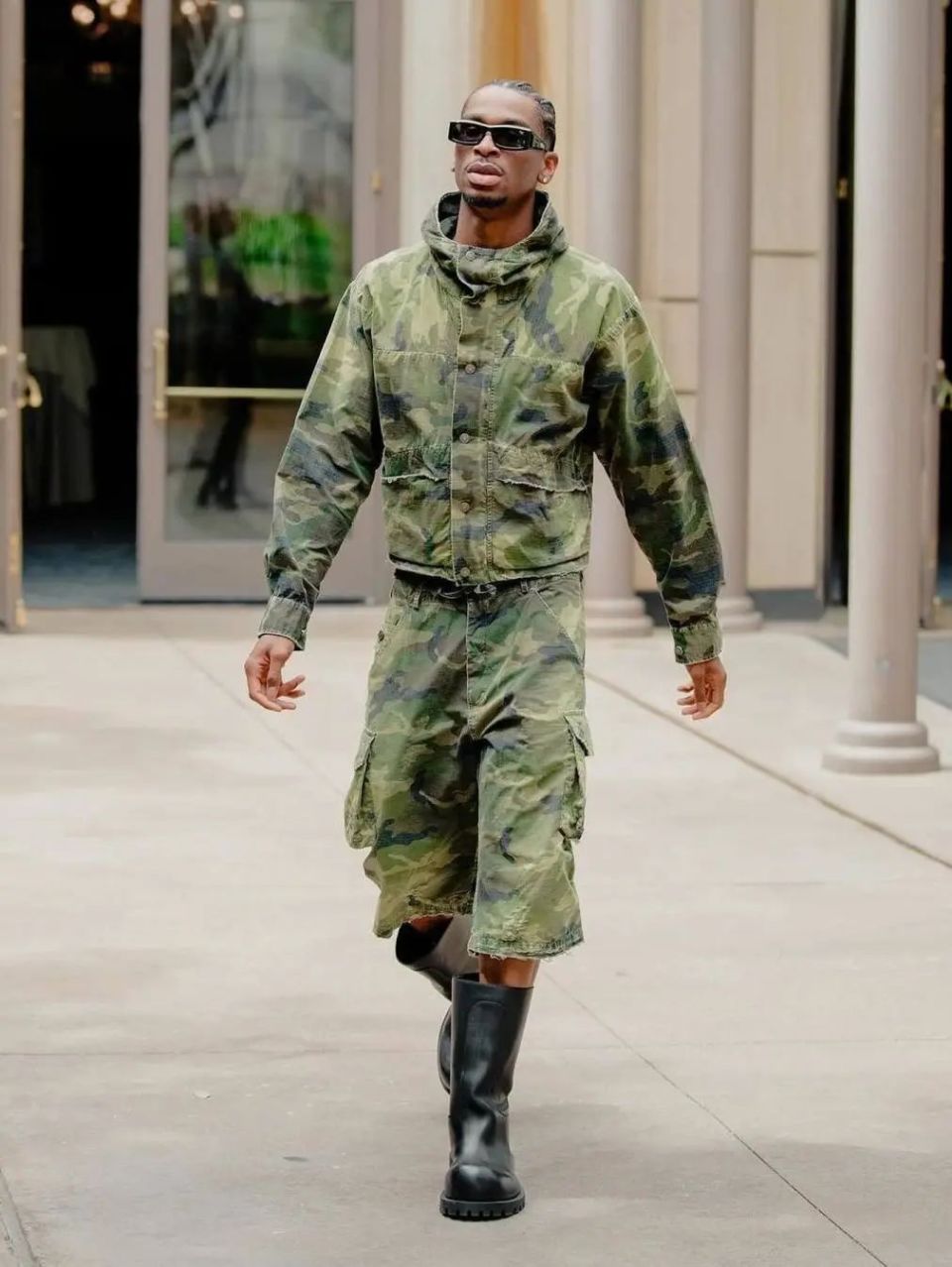 shai今年重新翻红的高街品牌 424,在 2024 春夏系列也带来了做旧迷彩