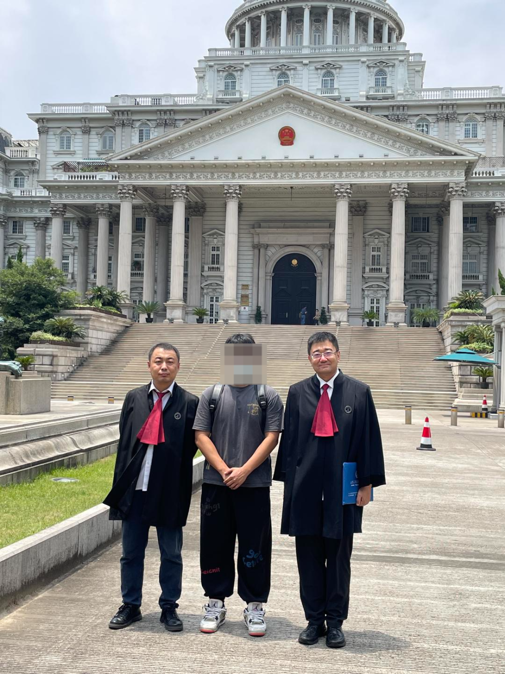 "男子被流浪猫绊倒投喂者赔24万元"案再审开庭:监控