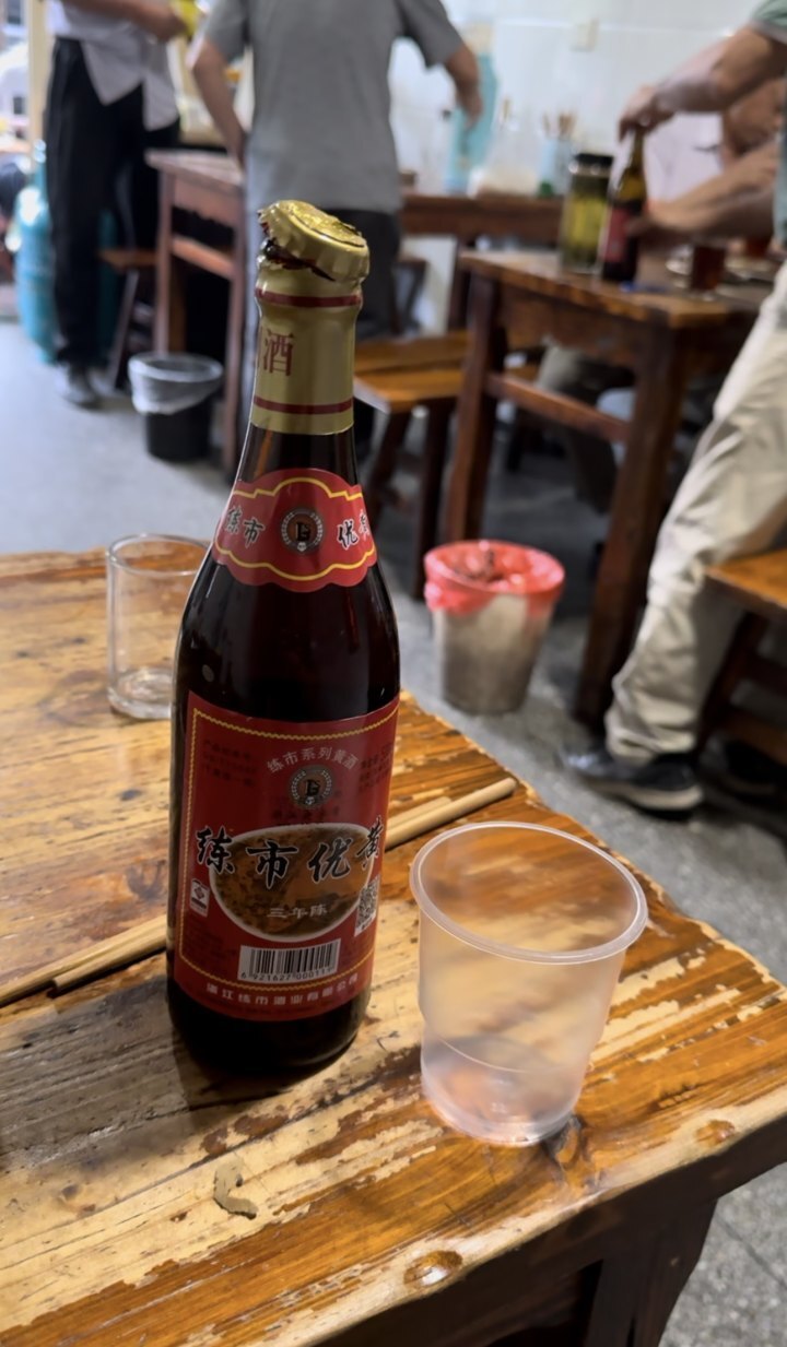 "小碗羊肉面20元,面免费续,烧酒,黄酒免费喝.老板告诉我们,清晨