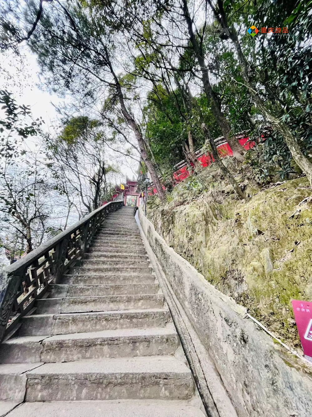 因为老君洞是依山而建,要想去到最高点的"老君顶"祈福,还要继续向上