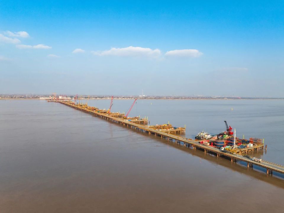 "飞上"高空,去看建设中的崇启公铁长江大桥_腾讯新闻