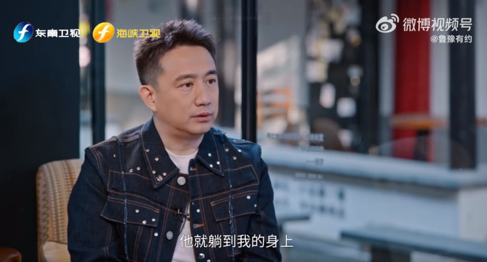 黄磊回忆有一次没吃晚饭,儿子趴在自己的肚子上听见了肠鸣,于是儿子就