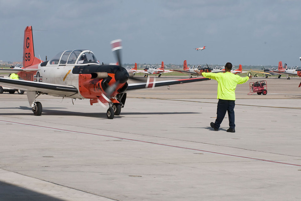 海军开始整活,初教6教练机在航母模拟甲板上起降
