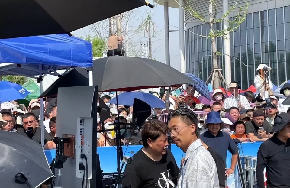 一人带火一座城,郭有才爆火的"背后",谁才是真正的推手?