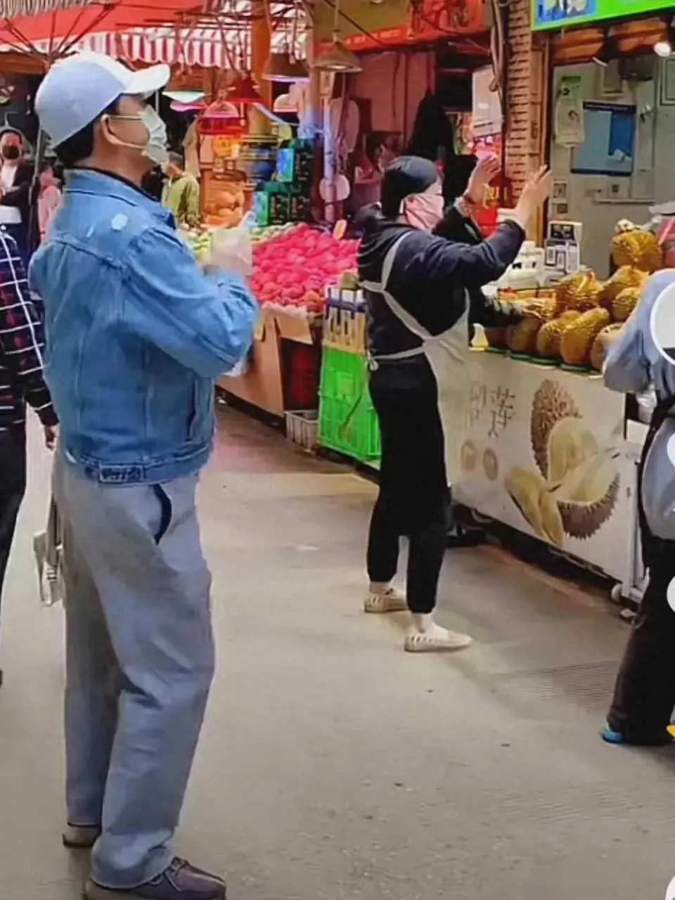 演员何政军闲逛云南昆明农贸市场 蔬菜五彩斑斓数不胜数极具烟火气_腾讯新闻