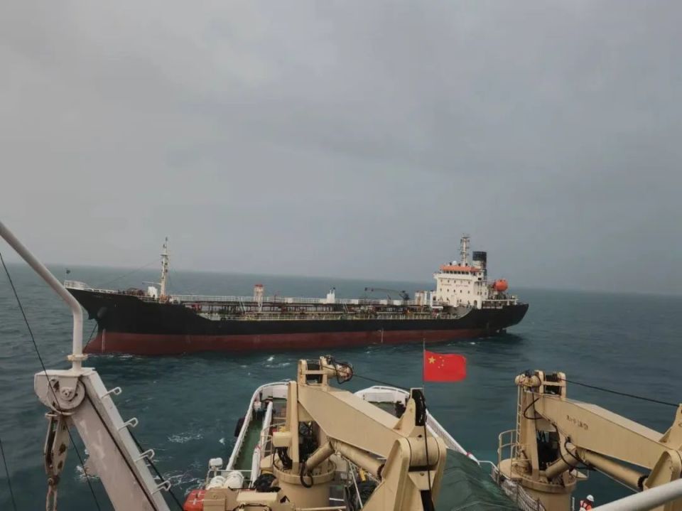 快睇√船上18人平安!北部湾一油轮发生险情,救助船出动施救!