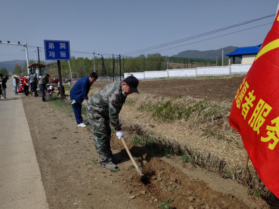 龙井市开山屯镇边境大党委开展筑梦开山花带迎宾路种植活动