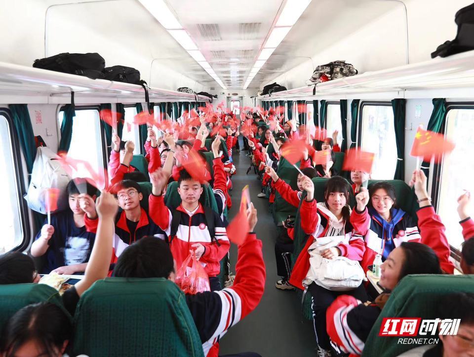 3月23日上午10点,y832次列车载着新化县第三中学,新化县楚怡