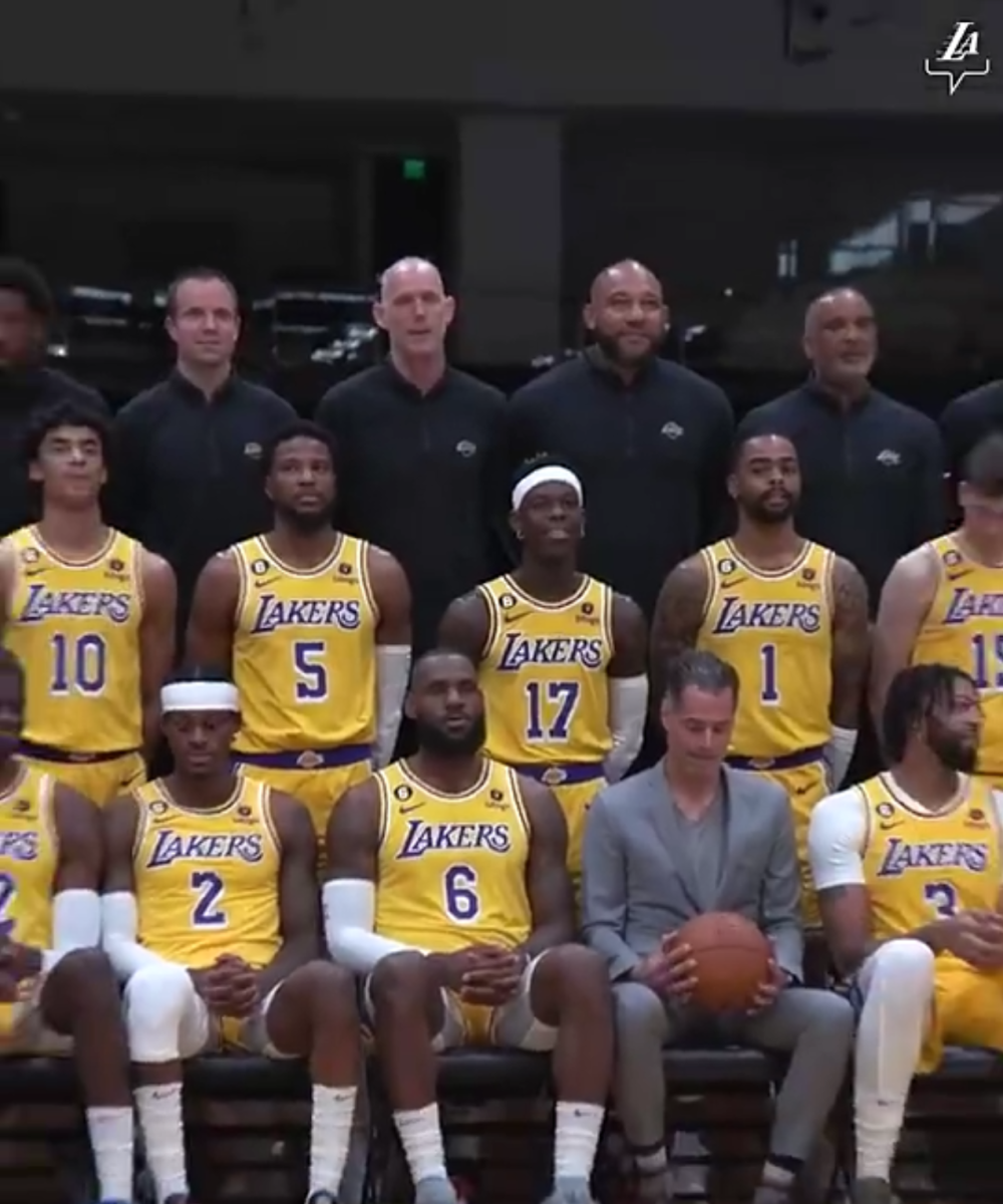 詹皇浓眉率湖人拍全家福!