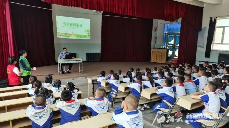 在乌鲁木齐八一中学紫金校区,乌鲁木齐垦区公安局交警大队民警辅警