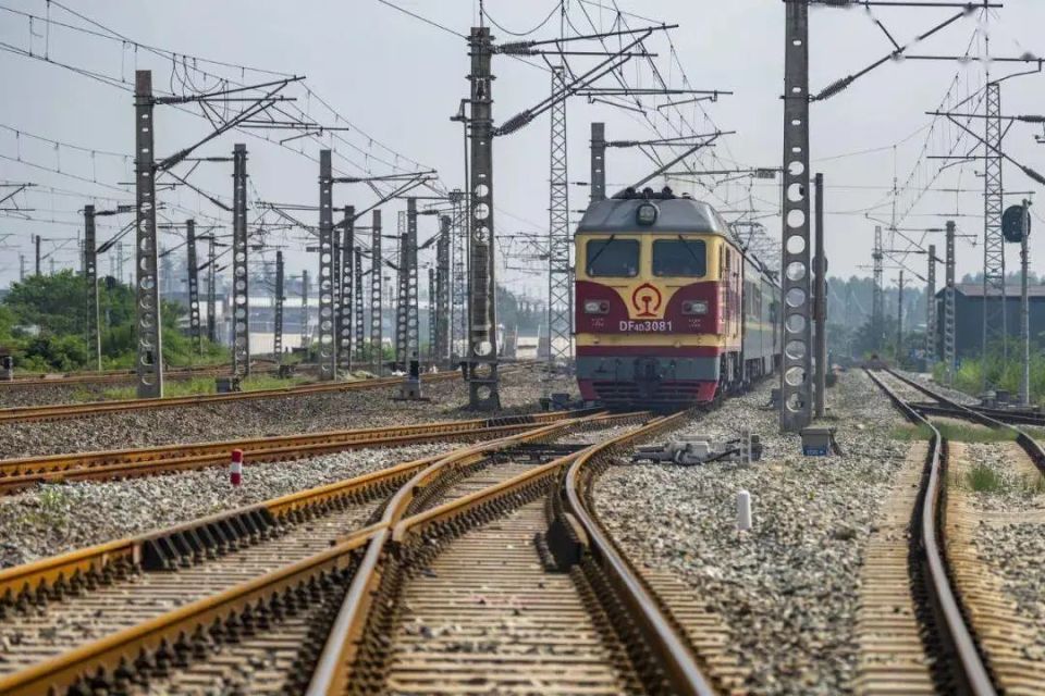 左上绿色在建即为川青铁路复兴号动车组首次开上川西北高原进入工程