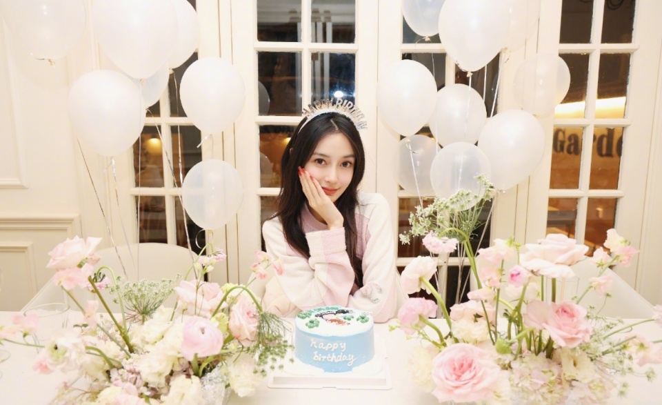 杨颖参加儿子学校活动,穿吊带蕾丝裙身材火辣,头发凌乱略显邋遢