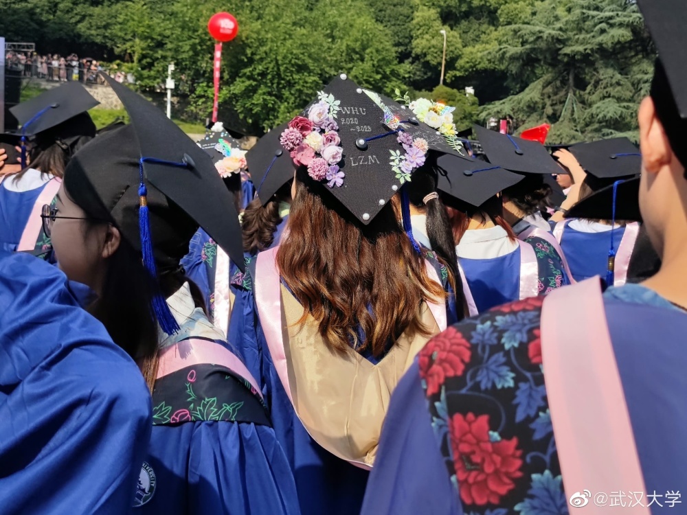 學(xué)士服畢業(yè)禮服_畢業(yè)典禮學(xué)士服是學(xué)校發(fā)嗎_畢業(yè)典禮父母穿兒子學(xué)士服圓夢