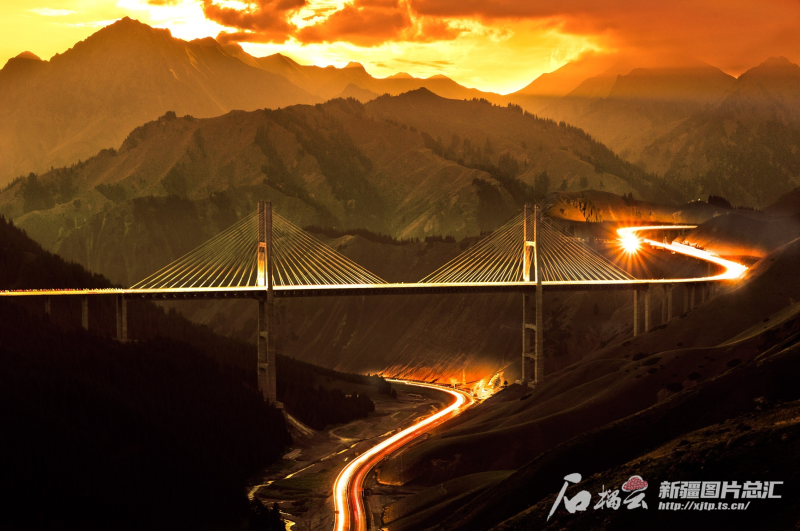 快来看春日银河从伊犁果子沟大桥上空升起