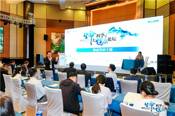 论坛现场 供图先声药业副总裁程向华先生在现场分享了先声药业在协同