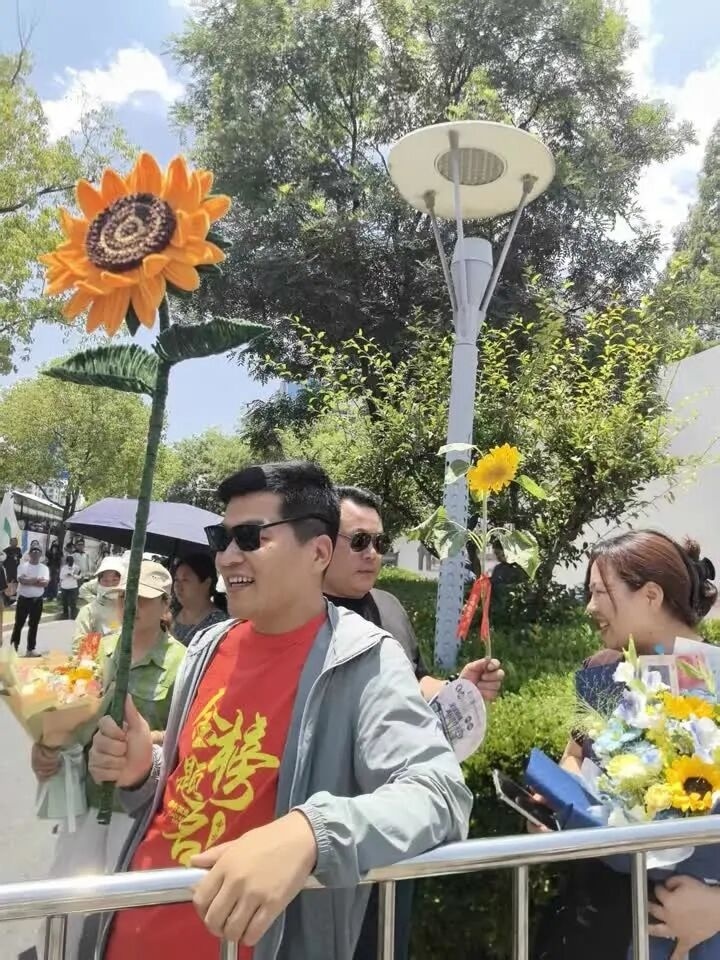 2026高考结束，仪式感拉满！扬州家长们花式应援，迎接考生凯旋_腾讯新闻