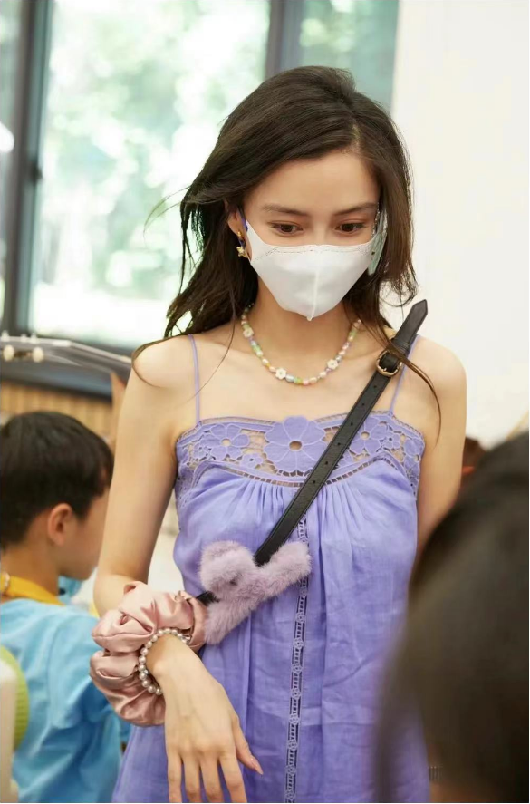 baby陪小海绵参加义卖,精修图端庄大气,与董卿成鲜明对比