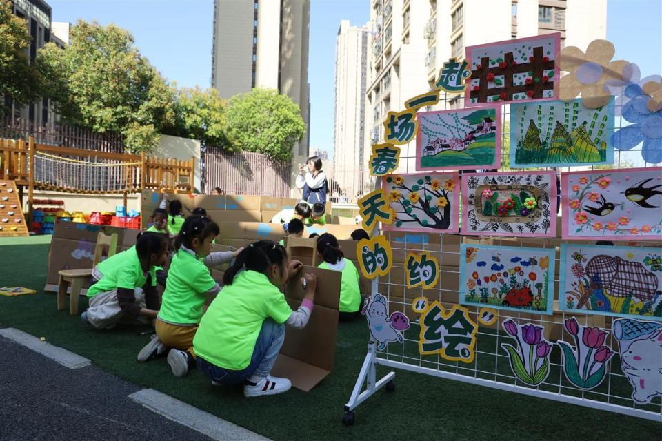 一起动手变废为宝幼儿园用创意环保画扮靓春天