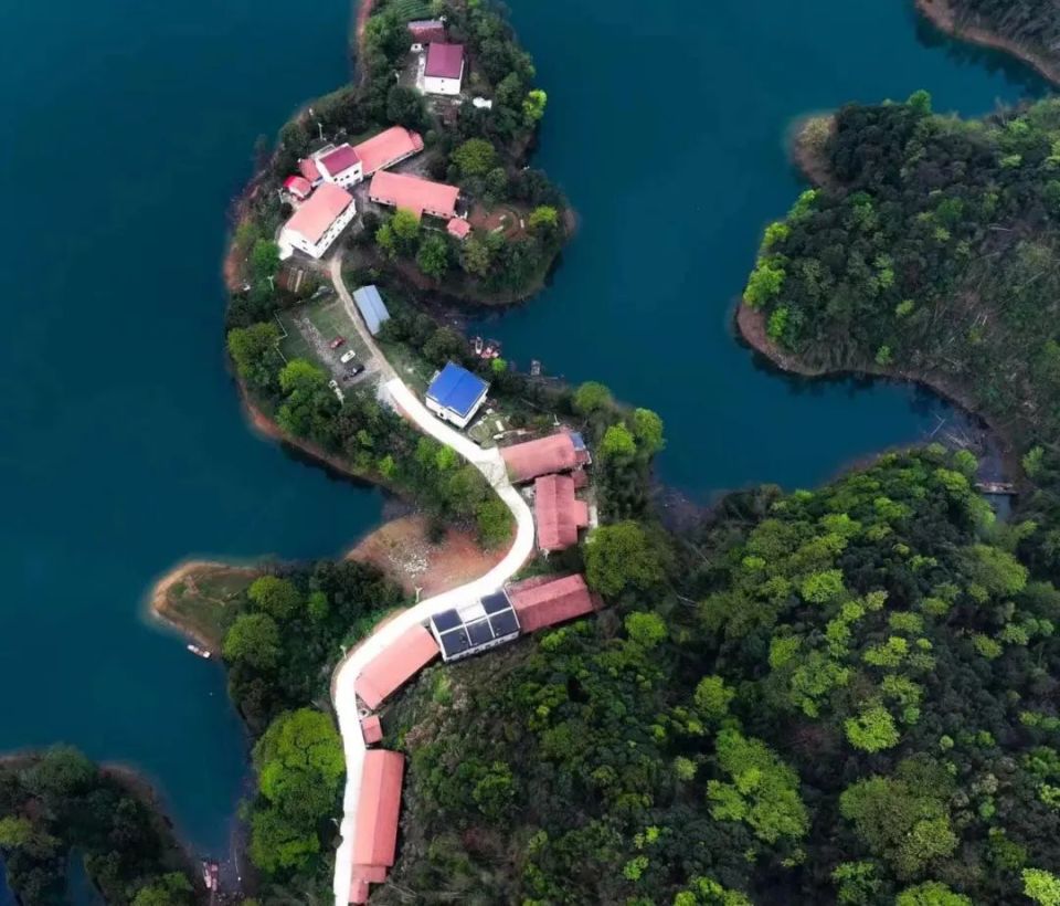 停靠茂密的植被与清澈的湖水交相辉映从高空俯瞰咸安赛丰水库,双石水