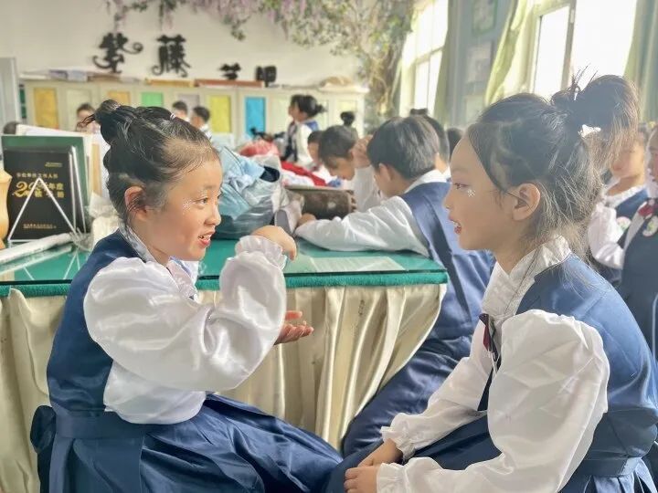 合唱队要迎接检查,调兵山市第九小学带妆的合唱小队员们第一次佩戴新