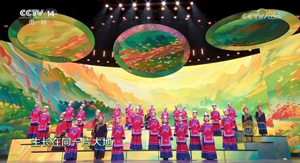 大凉山彝家"小花"亮相央视六一晚会:她们从田埂唱到全国舞台,曾登上