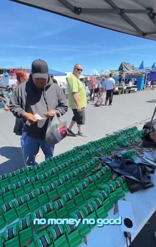 “绝对good！”河南男子在美国摆摊卖磨刀器：义乌进价1块卖5美金，月入1万美金_腾讯新闻