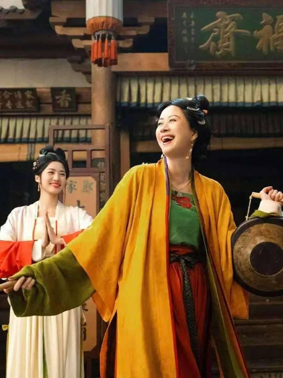 五福临门》剧中婚服，为何有红有绿？-腾讯新闻