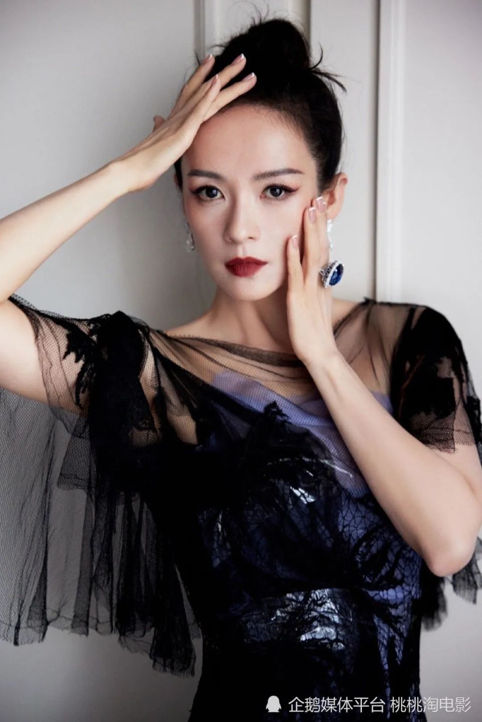 章子怡戛纳海边拍摄时尚大片,华服美钻光彩照人