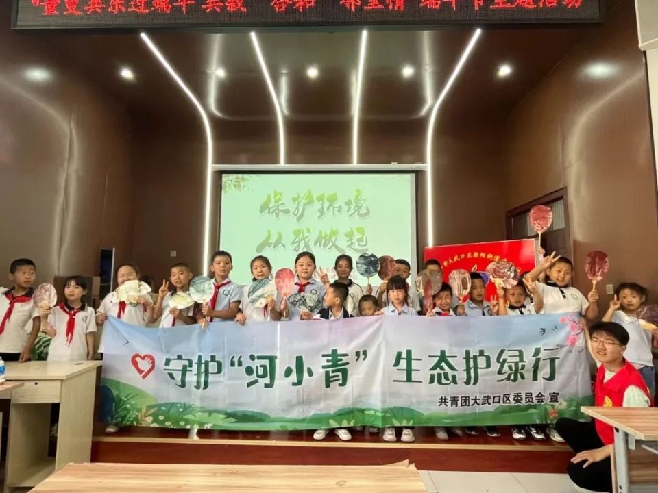随后,青年志愿者们来到东胜社区团支部,为辖区的青少年开展"6·5环境