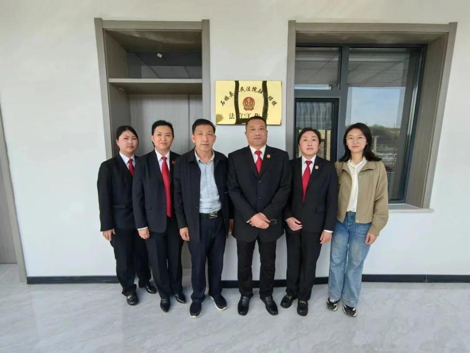 成员,副院长孟晋军,党组成员,立案庭庭长许亚丽共同为法官工作室揭牌