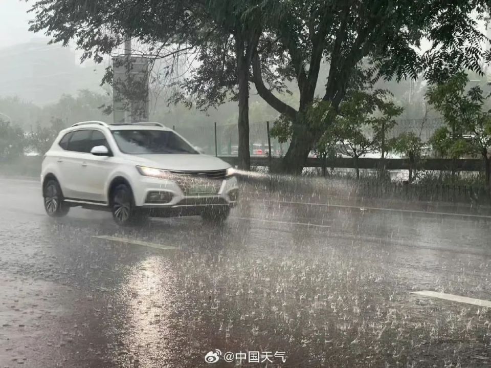 雷电 暴雨预警 周末别去山区游玩