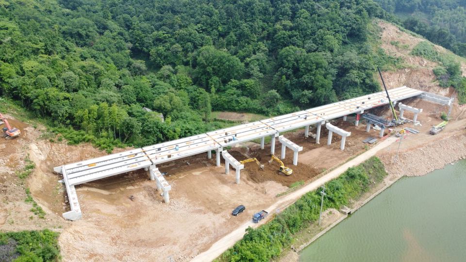 天天高速小洼大桥左幅预制箱梁架设完成