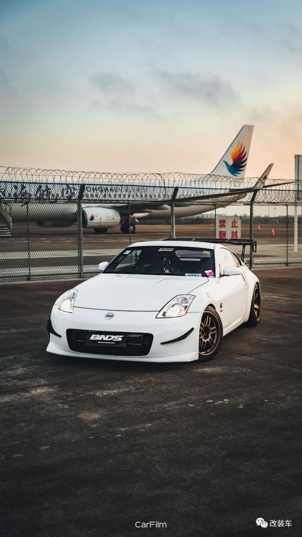 竞技走街范的日产350z大尾翼的加持让美臀更性感